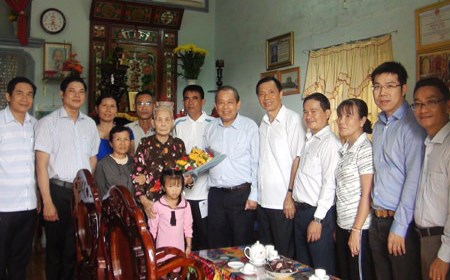 Phó Thủ tướng thăm Mẹ Việt Nam anh hùng